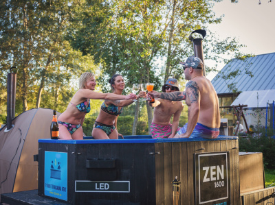 Tünnisauna rent ja lõbusad inimesed